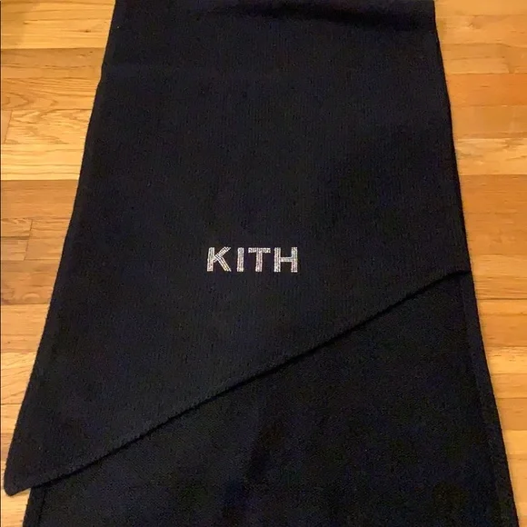 - BRAND NEW SCARF
